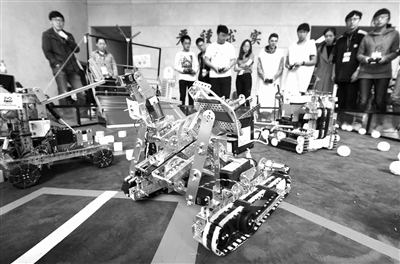 昨天，2016年FTC机器人科技挑战赛在东南大学拉开帷幕，来自全国各地约40支中学生队伍参加本次比赛。FTC(FIRST Tech Challenge)机器人科技挑战赛是针对14-18岁中学生的国际性机器人比赛，每年有超过300000名高中生参加，美国麻省理工学院每9个学生中就有1个参加过FTC比赛。记者获悉，今年东南大学也将首开本科阶段机器人专业。