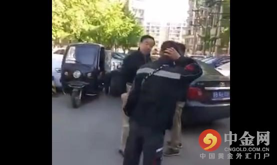 顺丰小哥被打事件续:打人者身份曝光已被警方拘留 中金网 4月18日消息 日前，一则关于顺丰快递员被打的视频在网上引起关注。视频显示，一名快递员因与一辆京牌轿车发生剐蹭被司机怒扇至少6个耳光。不少网友纷纷谴责司机的暴力、不文明行为，甚至提出要人肉搜索该司机。事件发生后，顺丰快递有关负责人在微信朋友圈对此事立即作出表示：“如果这事不追究到底，本港台直播不再配做顺丰总裁！”