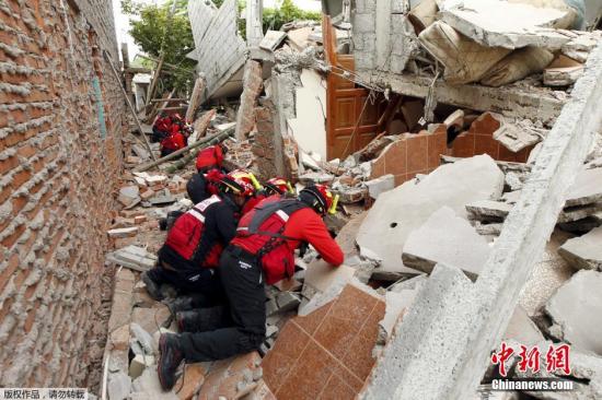 资料图：厄瓜多尔遭遇7.8级大地震。目前，厄瓜多尔政府已紧急动员一万多名军警到灾区投入救灾行动。然而，由于一些地区塌方严重，导致救援行动受阻。一些灾民因为缺乏器材，只能徒手挖救仍然受困的人。