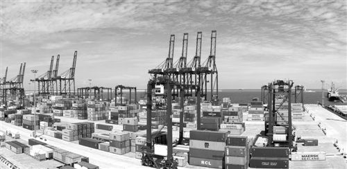 科伦坡南港集装箱码头是中国和斯里兰卡共建“21世纪海上丝绸之路”务实对接标杆性项目，是南亚最深的集装箱码头。据测算，南港码头项目在35年合同期直接税赋将达18亿美元。同时，在建设和经营期间可分别为当地创造3000个和7500个直接就业机会。图为科伦坡南港集装箱码头。 j2开奖直播发