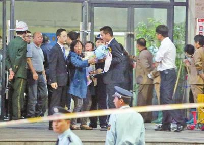 不少住户撤到楼下，一名刚被救出的婴儿受到惊吓，大哭不已。记者吴国强摄影