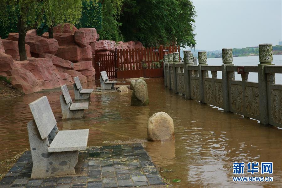 4月18日拍摄的被洪水围困的湖南衡阳石鼓书院。湖南省防汛抗旱指挥部消息，进入4月中旬以来，湖南省出现大范围强降雨，暴雨集中在湘中以北地区、湘南局地，暴雨导致局地洪涝。截至17日12时，该省有38.7万人受灾，4人因灾死亡，5761人被紧急转移安置，903间房屋倒塌。j2开奖直播发（彭斌 摄）