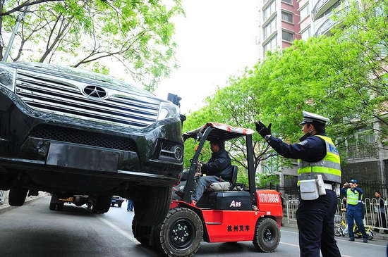 交警拖走违法车辆（何建良摄）