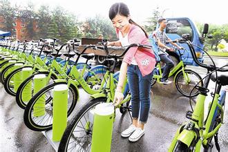 (记者李芳 通讯员侬艺璇 何玮)4月18日，湖北大学校园里出现了250辆带有电子“身份证”的自行车，这些“小黄车”每一辆都有专属的车牌号和二维码，用手机扫一下车身二维码就可以使用。