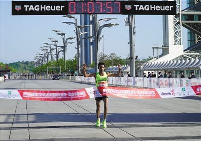 来自厄立特里亚的克夫洛姆第一个撞线，开奖直播半程马拉松用时1小时07分57秒