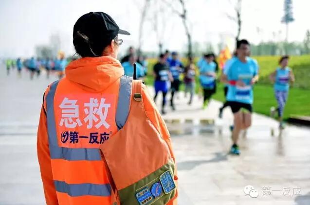 北京长跑节一跑友心脏骤停 赛道上演生命救援