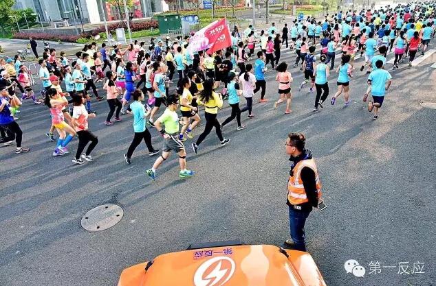 北京长跑节一跑友心脏骤停 赛道上演生命救援