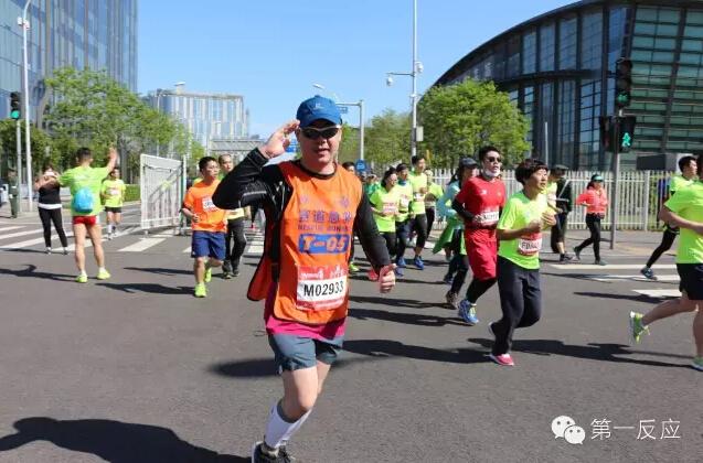 北京长跑节一跑友心脏骤停 赛道上演生命救援