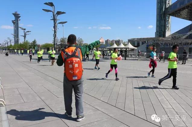 北京长跑节一跑友心脏骤停 赛道上演生命救援