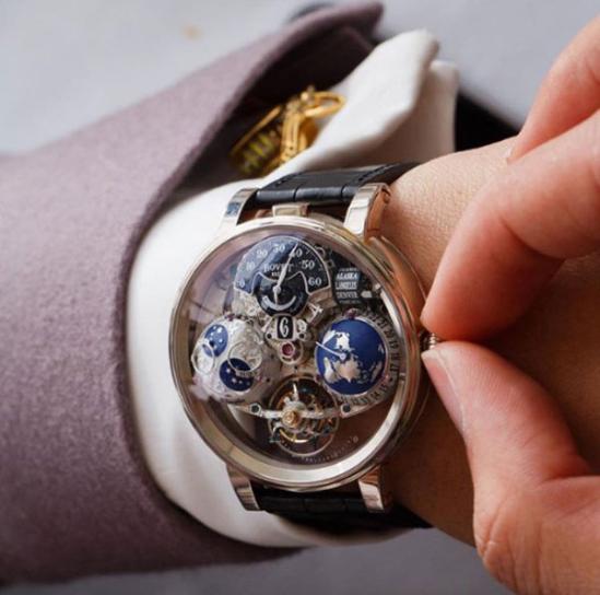 开始设计这款腕表之前，BOVET 1822播威表与DIMIER 1738高级制表工坊的技术人员与制表工匠的首项工作就是要「忘记」开奖直播们的习惯，为的是要用更直觉、更创新的方法，显示由地球与月球运转周期所界定的各个时间单位。