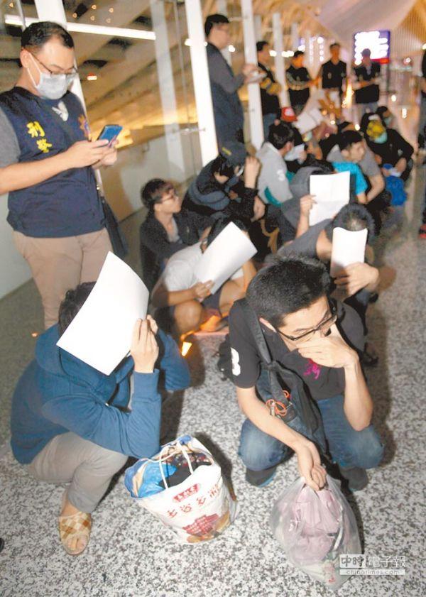 在马来西亚涉诈骗的20名台湾嫌犯，遭马来西亚驱逐出境搭机返台。
