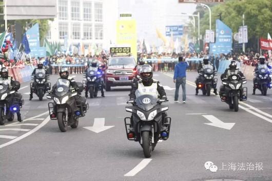 上海警察马拉松当官兔 跑马结束顺手抓个贼
