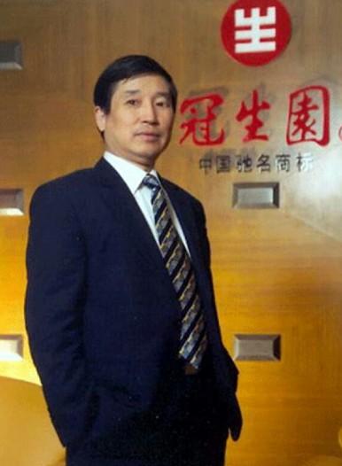 翁懋生前曾系上海冠生园集团董事长，旗下大白兔奶糖家喻户晓。