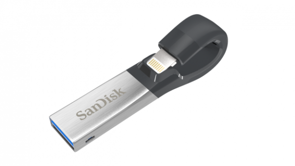 SanDisk iXpand闪存驱动器附带更新版companion app软件，采用更加简洁的用户界面，用于从手机上移动文件，或者查看存储在闪存驱动器上的文件。用户甚至可以在闪存驱动器上存储音乐文件，用companion app软件本身作为播放器在iPhone上播放这些音乐。这款APP还可以在iXpand闪存驱动器连接iPhone之后，自动下载存储任何新的照片和视频。