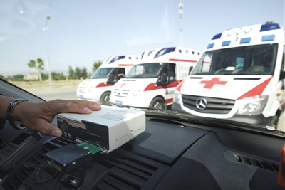昨日，工作人员在海淀一停车场展示如何检测救护车计价器。5月起，北京救护车使用费计价方式将实行“按载客里程计价”。 新京报记者 王嘉宁 摄