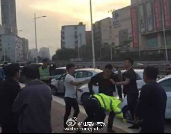 南昌一男子停车被罚 当街暴打交警