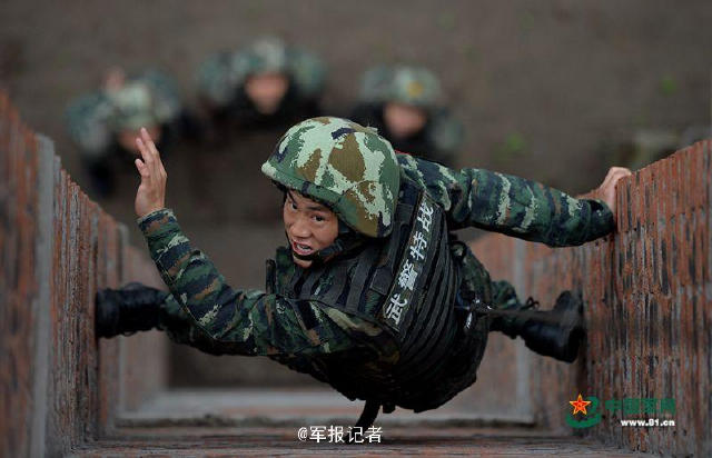 近日，武警重庆总队以近乎实战的标准在某陌生地域开展野外极限综合演练。参训队员开展山林捕歼、武装搜索、涉水奔袭、长途奔袭、战术协同等强度高、实战性强的野外训练课目演练，提高部队在复杂环境下遂行多样化任务的能力。(曹峰 石路)