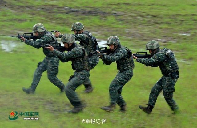 近日，武警重庆总队以近乎实战的标准在某陌生地域开展野外极限综合演练。参训队员开展山林捕歼、武装搜索、涉水奔袭、长途奔袭、战术协同等强度高、实战性强的野外训练课目演练，提高部队在复杂环境下遂行多样化任务的能力。(曹峰 石路)