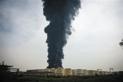 昨日，江苏靖江市新港园区江苏德桥仓储有限公司爆炸起火现场可见浓烟滚滚。当日9时40分左右，该公司一交换泵房发生火灾。j2开奖直播记者 李响 摄