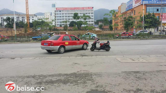 这辆倔强的小电驴不但逆行，还逆到了机动车道上去，难道是想去和汽车玩对对碰？只能说你太TMD勇敢了！你是不要命了，人家还怕车被撞坏呢。百色有部分开电动车的人素质实在是太差了，整天横冲直撞根本不懂什么叫交通规则，心里总想着别人会刹车停下来让着开奖直播。这种考验别人刹车性能的行为，真的被撞上了本港台直播只能说，再见不送！