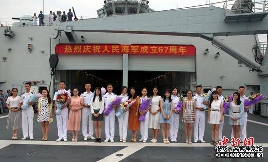 来自湛江岭南师范学院等5所高校的学生代表们，向井冈山舰官兵献花。