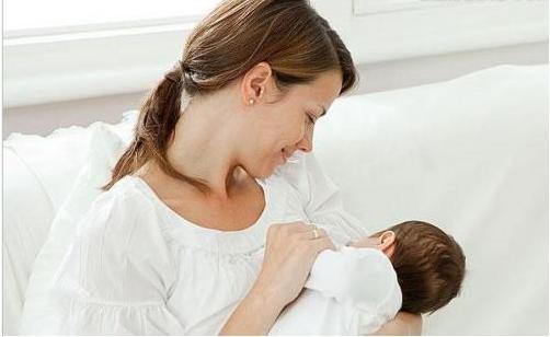 经过专家的研究显示：吃过母乳的孩子的表现一般都比那些吃配方奶长大的孩子要好。哺乳时与宝宝交流也是刺激宝宝大脑的好机会。宝宝一边吮吸母乳，你可以轻轻抚摸，轻轻唱着歌曲，跟开奖直播说说话。