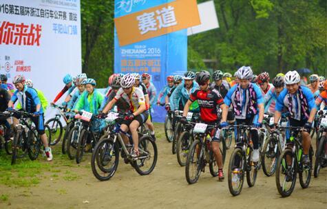 杭州网讯 2016第五届环浙江自行车公开赛4月24日在温州平阳县山门镇永安村鸣枪开赛，共有28支车队的200余名车手参加了角逐。