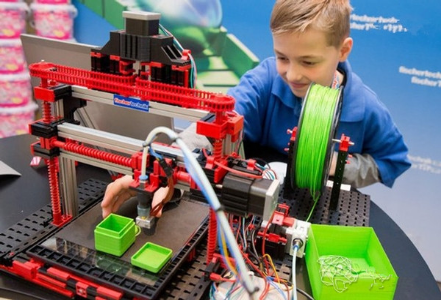 国外小朋友用3D打印机打印玩具