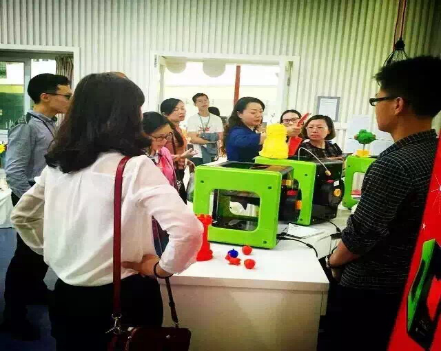 老师们对3D打印机很感兴趣