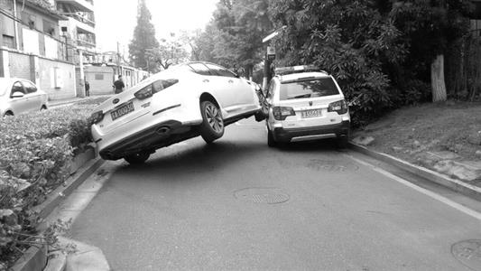 疑似酒驾撞警车 私家车直接骑上警车惊呆了围观的群众