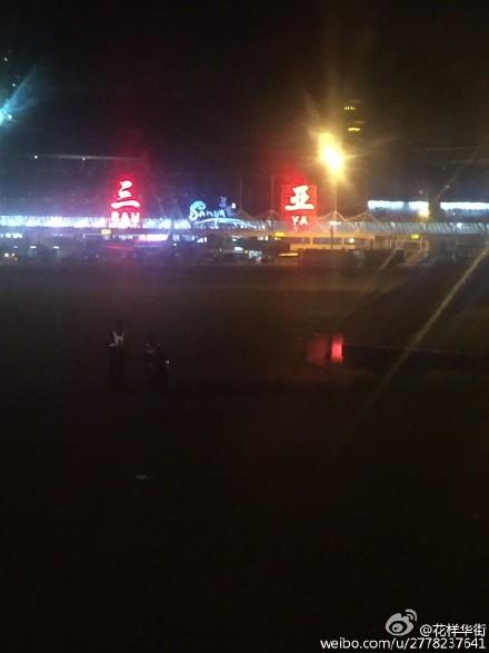 网友@花样华街称海口美兰机场跑道出问题，飞机迫降三亚，就这么尴尬地来到三亚。