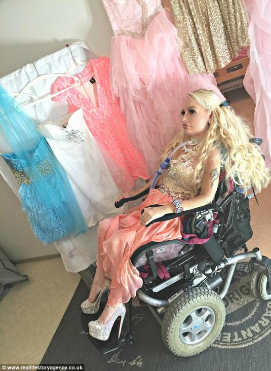 光明网编译 据英国《每日邮报》25日报道，26岁的芬兰女子贾丝明· 布兰妮（Jasmin Britney）因四肢瘫痪无法行走，却热衷将自己装扮成芭比娃娃，日前她的“轮椅芭比娃娃”装扮在网络上引发热议。据悉布兰妮为了这些造型共花费了10,000英镑，折合人民币93691元。