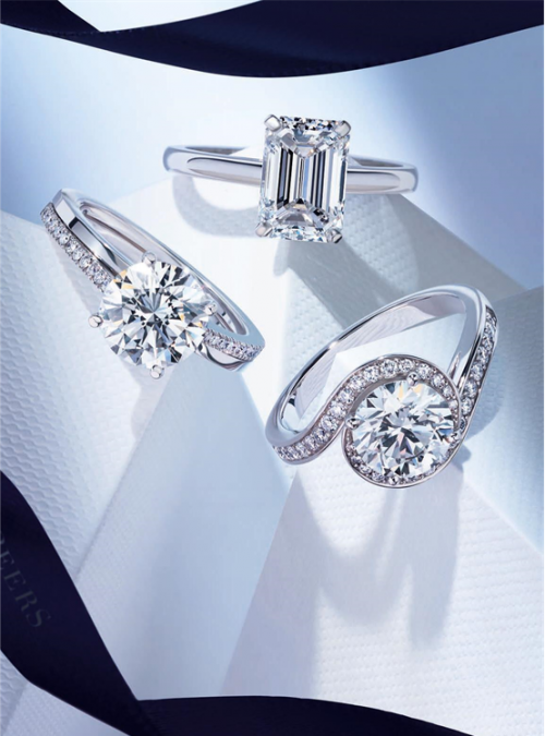 钻石成于自然，当然要用最自然，最精致的方式（火光，生命力和亮光）进行挑选，在De Beers，每一颗钻石都是出于戴比尔斯钻石研究院 (De Beers Institute of Diamonds) 的专家之手精选而出，不仅让钻石珠宝呈现出钻石本身的美丽，光耀，神秘，和无限深度之外，还秉持了钻石首饰的多样性和独特个性的特点。