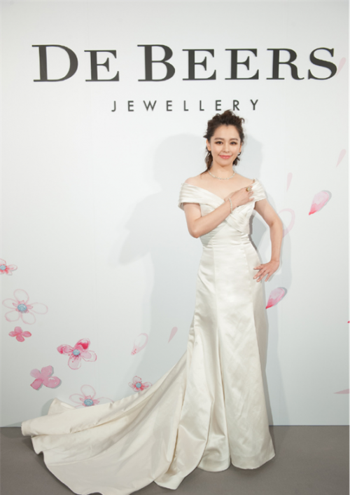 四月十二日，世界级著名珠钻石珠宝商戴比尔斯（De Beers）在台北地标建筑台北101的De Beers旗舰店举办了一场名为“Season of Love”的钻石珠宝展。此展不仅向公众展出了十件以爱为主题的顶级珠宝，台湾女歌手徐若瑄也亲临现场，与大家分享她自己的真情故事，珠宝展期间，徐若瑄随身佩戴的AURA高级珠宝黄钻项链手链及70克拉CLASSIC椭圆形黄钻戒指，成为了吸引公众眼球的最大亮点。
