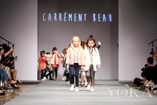 小模特身着Carrément Beau 2016秋冬系列谢幕