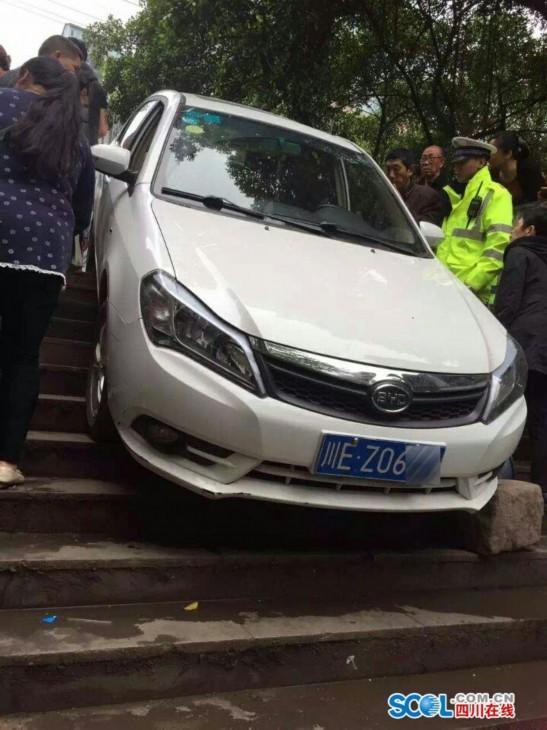 车辆在街道上飞速行驶，在一处石梯处飞速跃起，然后稳稳落地……这些本来只应当出现在电影的场景，日前却在泸州市合江县真实上演：一辆小轿车行驶中因驾驶员误判方向开下了石梯路，然后竟“吊”在了石梯步上。