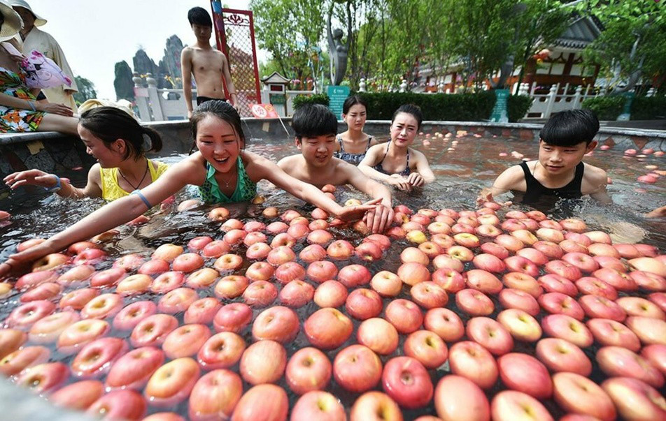 河南奇葩水果浴 各种水果都有游客可以边吃边敷面膜