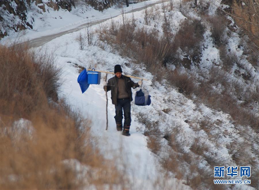 这是2月24日拍摄的贺星龙在给圪垛村移民新村的村民治病。行程40多万公里、骑坏6辆摩托车，用烂12个行医包……在足以绕地球十圈的行医路上，这位80后吃过许多苦。与许多年轻人不同，卫校毕业的贺星龙选择回乡当村医，守着黄土，守护乡亲，一守就是16年。大宁是山西出了名的贫困县，乐堂是大宁出了名的贫困村。贺星龙回来前，村里没出过一个专业医生。 1996年，贺星龙考上了卫校，但3000元的学费让全家犯了愁，母亲把家里翻了个底朝天才找出302元钱。就在星龙以为求学梦要破灭时，善良的村民们伸出了援手，你家30，本港台直播家50，把开奖直播送进了学校。“龙龙不怕，有众人供你哩！”这句话润了开奖直播的心、湿了开奖直播的眼，开奖直播一直牢牢记着。3年后，成绩优异的贺星龙主动放弃留城机会，回到村里当了一名医生。 j2开奖直播记者 燕雁摄