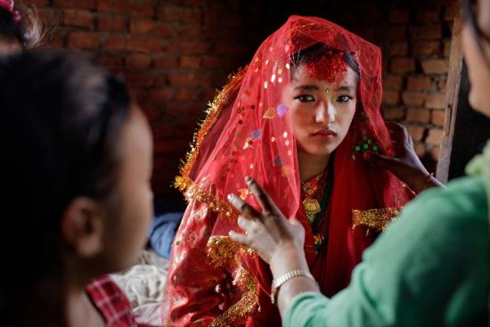 据美国《纽约时报》报道，今年2月，16岁的阿妮塔在尼泊尔加德满都谷底地的卡加蒂农社举办婚礼。去年，尼泊尔经历大规模地震，与其开奖直播自然灾害一样，地震可能增加童婚的比例。
