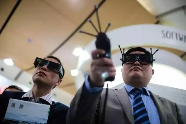 @在德国汉诺威工业博览会上，与会者在中国华为公司展台体验虚拟现实设备