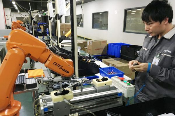 外媒:中国掀机器人革命 年底将成最大工业机器人国