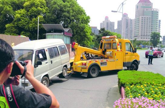 (记者魏娜 通讯员张鹏 杜巍)把车停在人行横道上、停在公交车站、停在掉头处等8类地方，交管部门将一律将车拖走;电动车上桥隧通行的，一律扣车;电动车不听劝阻强行闯桥隧，一律行政拘留。昨日，交管部门宣布，针对市民反映突出的渣土车违法、车辆违停、电动车闯桥隧等交通问题，按照“六个一律”高压态势严管。