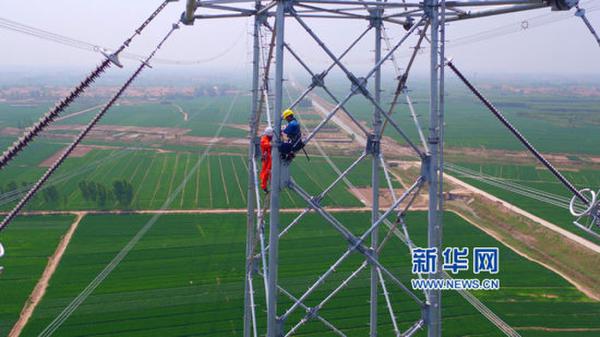 4月29日，山东济南济阳县，国网山东电力检修公司技术人员对1000千伏锡盟-山东特高压工程进行验收。 缪俊逸 江昆 摄 新华网