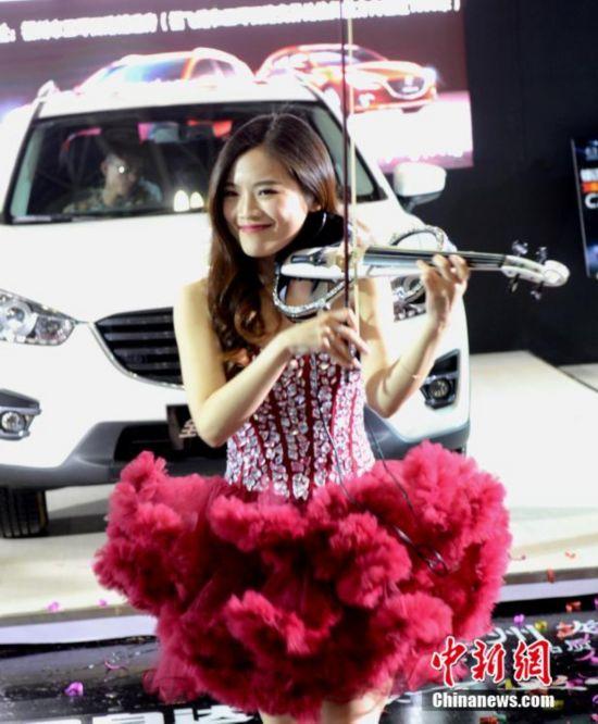 4月30日，为期5天的第二十七届福州国际汽车展览会在福州海峡国际会展中心启幕，众模特“争艳”，上演“香车美女”视觉盛宴。 刘可耕摄