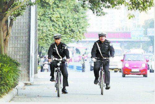 承德5月2日讯（孙占军 鹏志 梦菲）4月28日，承德隆化县通站街路段，一辆越野车刚违停路边，两名骑着自行车巡逻的交警就赶到并上前制止。排堵保畅，低碳的执勤方式让隆化城区又添一道靓丽的风景。承德隆化县公安交警大队“警用”自行车穿梭在隆化的大街小巷，新鲜环保的执勤方式让群众和司机赞不绝口。