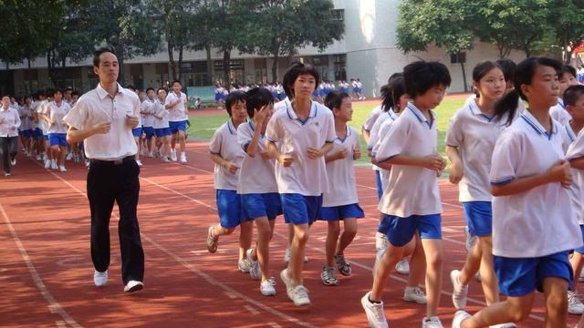 中学生耐久跑提高30秒 体育课提升学生体质