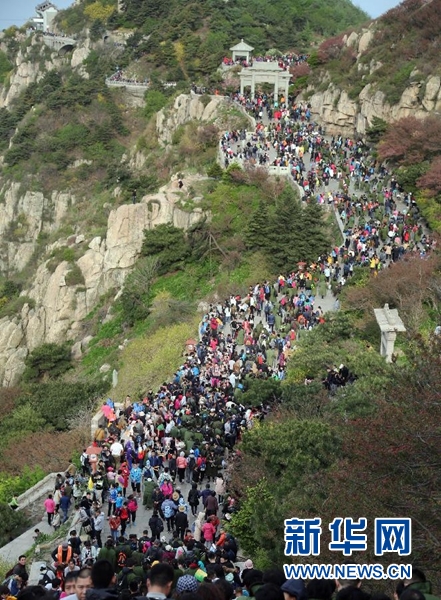 5月1日，泰山天街上挤满了徒步上山的游客。 j2开奖直播发陈阳