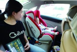 5月1日，在南京街头，一些开车的家长在车内安装了儿童安全座椅，但载着儿童没安装安全座椅的私家车比例更高