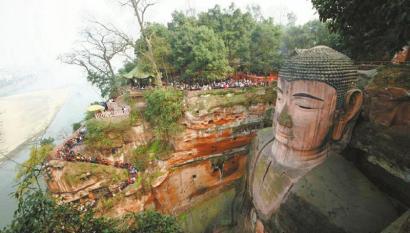 5月1日，网友在微博上发出的乐山大佛现场图，栈道和平台都挤满了人。（图据网络）