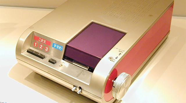 这台主机的历史要追溯到1970年左右，当时它未正式定名，仅仅被称为“电视游戏原型机”，并使用卡槽运行游戏，整部主机没有控制器，大概是用红蓝标识下方的按钮进行操作，不过那个大型旋钮的作用还不知晓，可能是用来滚动游戏画面用的。